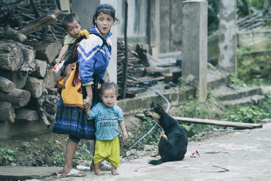 Thi thoảng vẫn xuất hiện những bà mẹ trẻ còn mặc đồng phục học sinh phải nuôi con. Người Mông thường quan niệm con gái đi lấy chồng thì “lúc sống là người của họ nhà chồng, lúc chết cũng là ma họ nhà chồng”. Quan niệm lạc hậu này là một trong những nguyên nhân chính của tảo hôn và hôn nhân cận huyết, để lại những hậu quả khôn lường, ảnh hưởng đến chất lượng giống nòi. Dự án “Can thiệp làm giảm tình trạng tảo hôn và kết hôn cận huyết thống” của tỉnh Yên Bái đã giúp cải thiện tình trạng này. Năm 2014, số cặp tảo hôn còn 77 trường hợp, hôn nhân cận huyết thống 2 trường hợp. Sáu tháng đầu năm 2015, chỉ có 31 trường hợp tảo hôn và 1 trường hợp hôn nhân cận huyết thống.