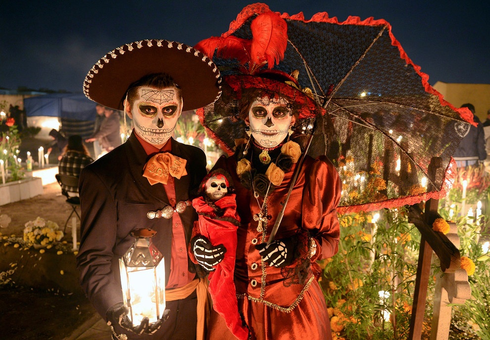 Día de los Muertos (Mexico): “Ngày của người chết” là một lễ hội truyền thống của người Mexico thường diễn ra vào 1-2/11. Trong 2 ngày này, người tham dự sẽ xây dựng các ban thờ, ăn mặc và trang điểm như các bộ xương để thể hiện lòng thành kính với những người đã khuất.