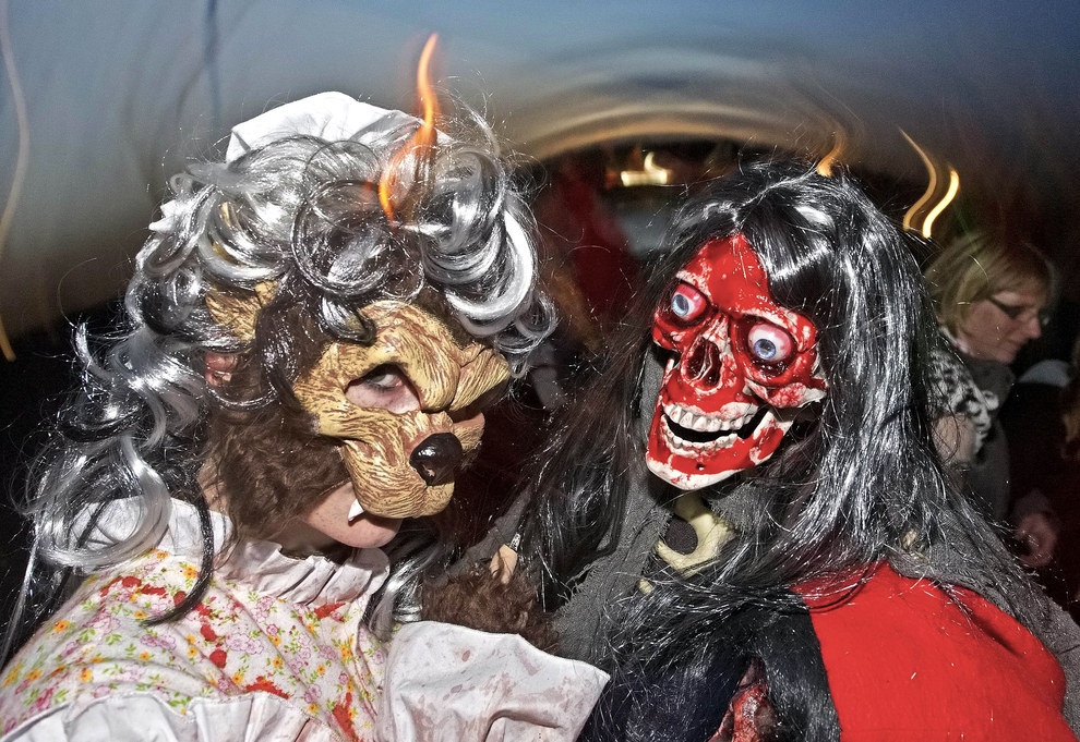 Süßes oder Saures (Đức): Trong tiếng Đức, “Süßes oder Saures” có nghĩa là “Cho kẹo hay bị ghẹo”. Dù lễ hội Halloween không phải là truyền thống của Đức, gần đây nhiều người biết tới lễ hội này hơn và bắt đầu tổ chức những bữa tiệc sôi động mừng lễ hội này.