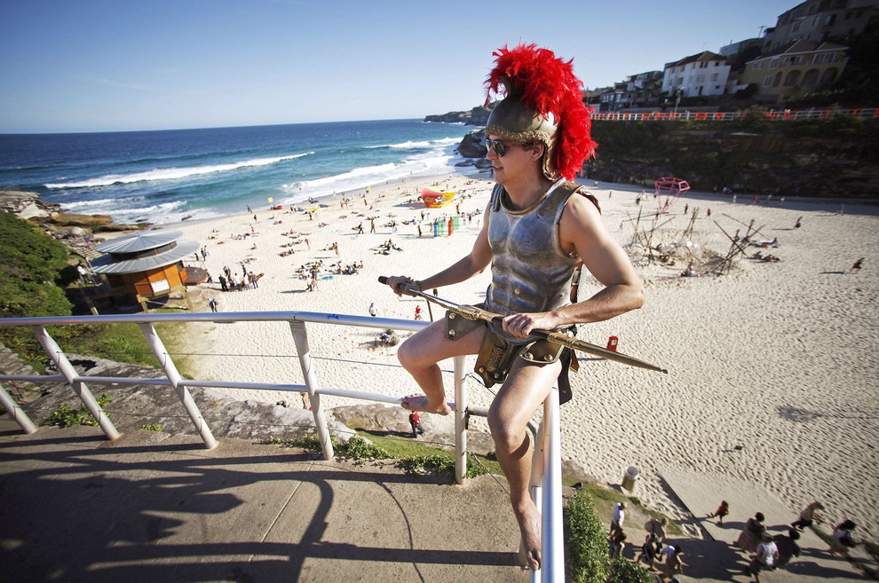 Halloween (Australia): Nhiệt độ trung bình ở Australia vào tháng 10 là 30 độ C, do đó, bãi biển thường là nơi tổ chức tiệc, với những chàng trai mặc trang phục lính La Mã.