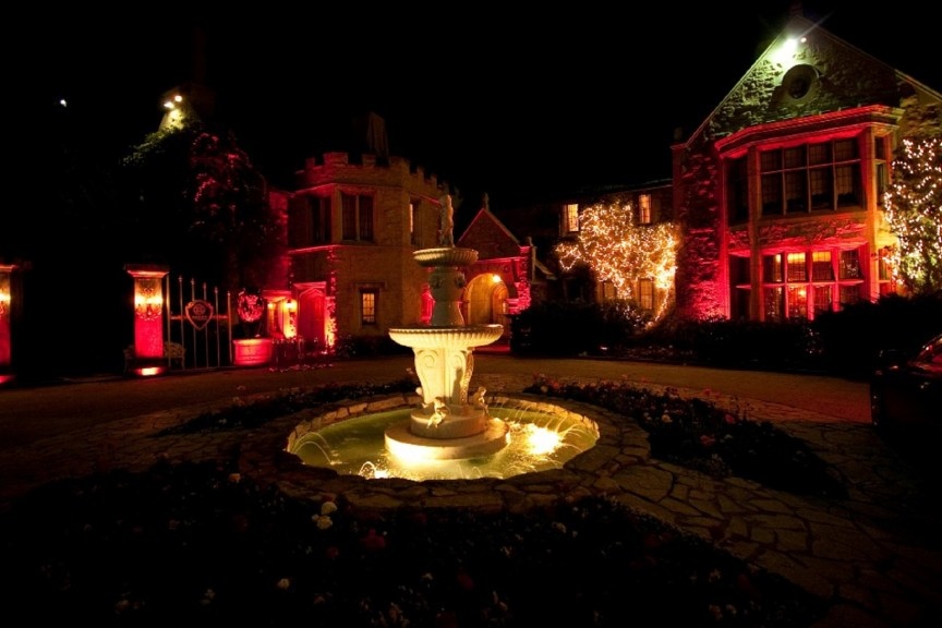 Bên trong dinh thự khá bẩn: Nhiều người nghĩ trong dinh thự lúc nào cũng lộng lẫy và sạch bong. Thực tế, nhiều nàng thỏ sau khi rời khỏi đây đã phàn nàn về tình trạng ngôi nhà. Các con vật không được huấn luyện thường xuyên đi vệ sinh trong dinh thự, tạo ra mùi không dễ chịu chút nào. Có lẽ đó là lý do những bữa tiệc lớn thường được tổ chức trong các lều dựng ngoài sân.