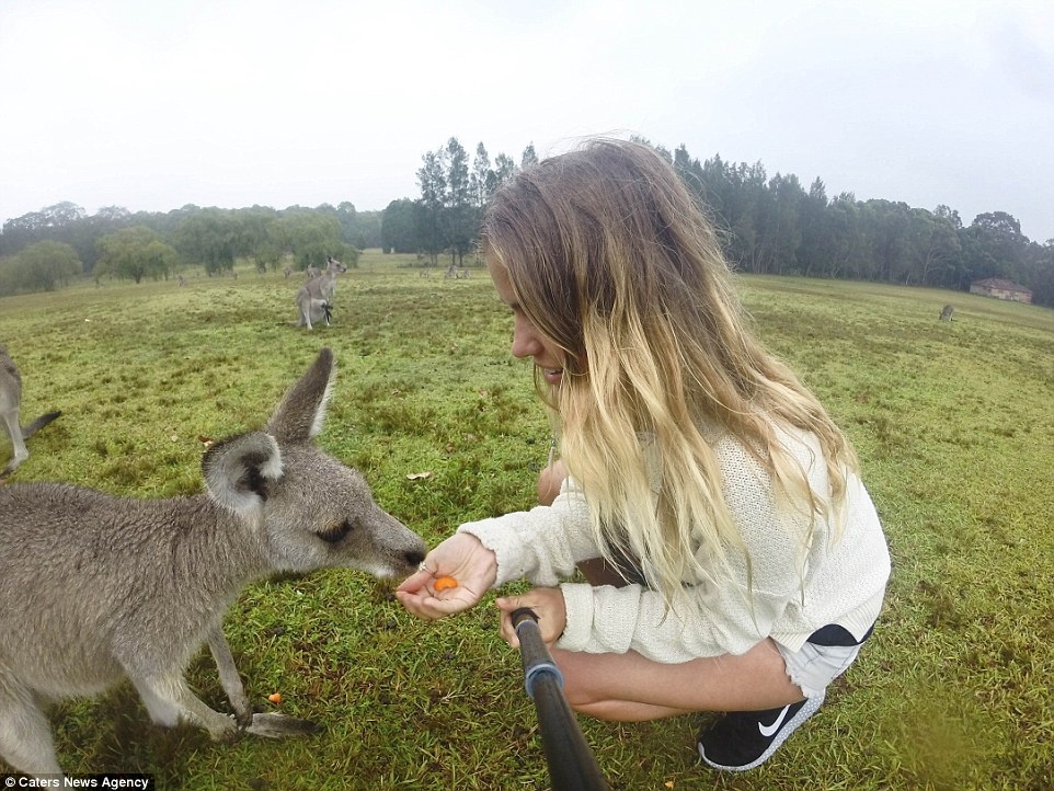 Cô thường xuyên đăng tải bài viết và hình ảnh của mình trên blog cá nhân để gia đình và bạn bè cập nhật được chuyến đi, dù là nhảy bungee ở Queenstown, New Zealand, hay bơi với rùa biển ở bờ đông Australia.