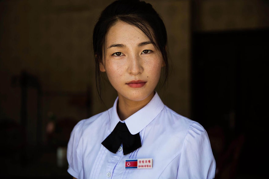 Mihaela Noroc cho biết nữ giới ở Triều Tiên không theo các trào lưu quốc tế, nhưng điều đó không đồng nghĩa họ không chú ý tới vẻ ngoài của mình. Họ thích đi giày cao gót và thường mặc các trang phục cổ điển.