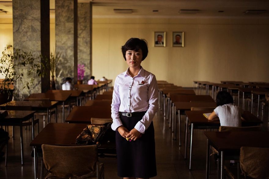 Nữ thủ thư ở Pyongyang.