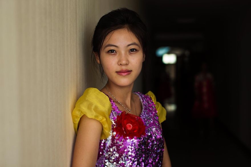 Một ca sĩ trước giờ biểu diễn ở Sinuiju.