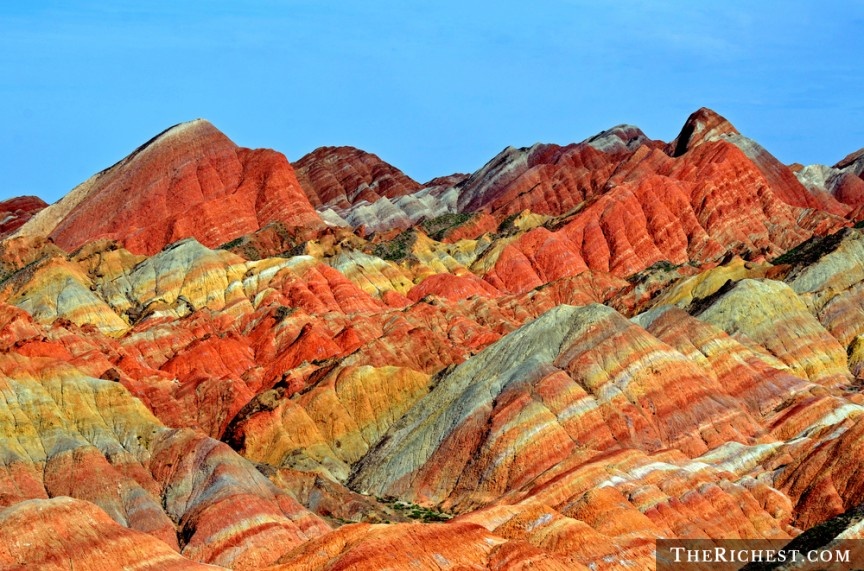 Địa mạo Đan Hà: Là điểm tham quan nổi tiếng ở Trung Quốc, địa mạo Đan Hà gồm những dãy núi có màu sắc rực rỡ. Đây là các núi sa thạch và đá vôi, được gió, mưa và ánh mặt trời xói mòn qua hàng triệu năm. 