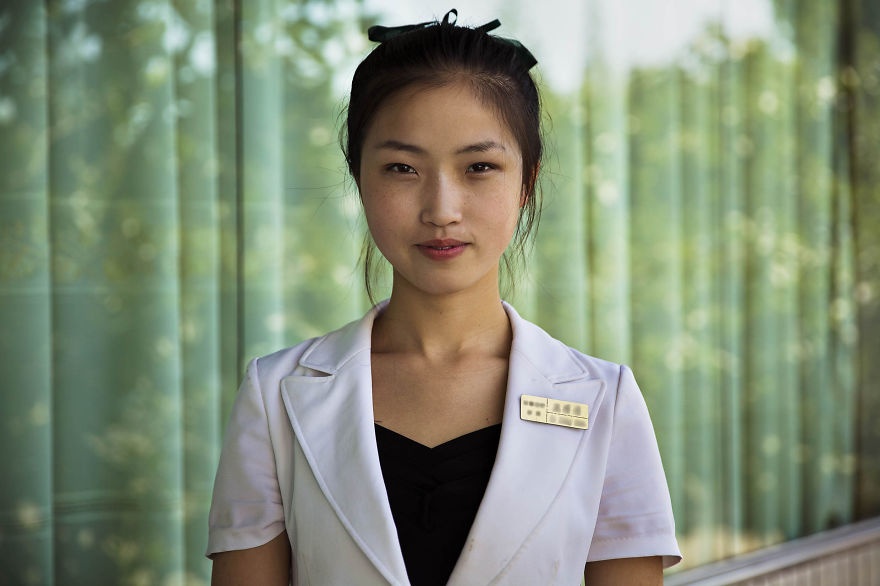 Nữ phục vụ bàn ở thành phố Pyongyang.