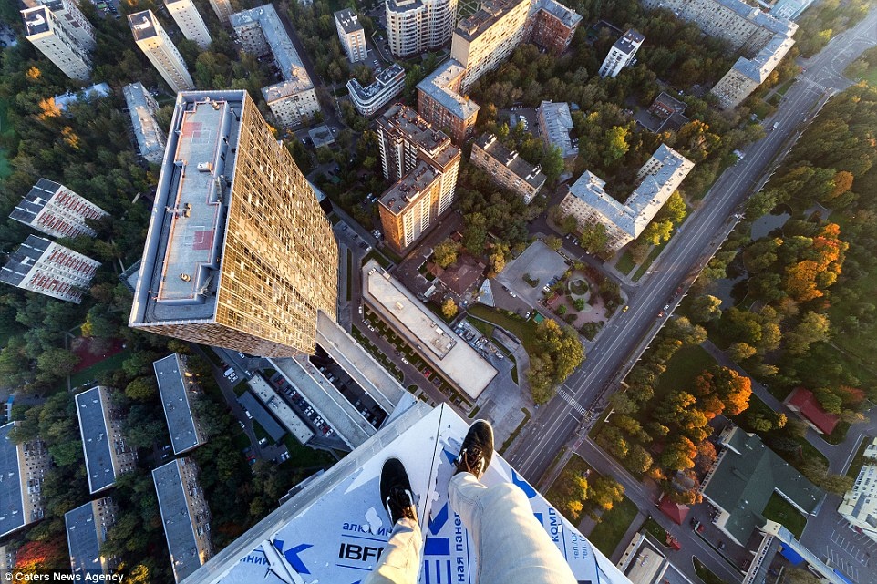 Alexander đứng trên rìa góc đầy nguy hiểm của một tòa nhà chung cư ở Moscow