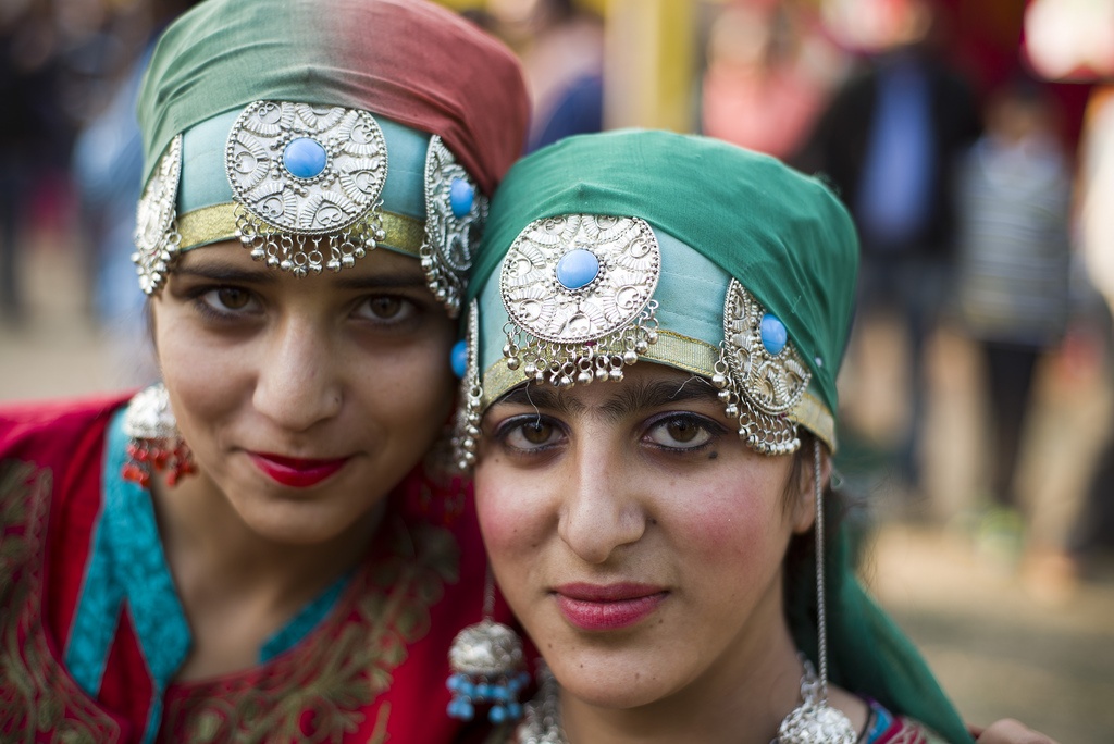 Nhiều người Kashmiri có bề ngoài giống các cư dân châu Âu, với da, tóc và mắt sáng màu. 