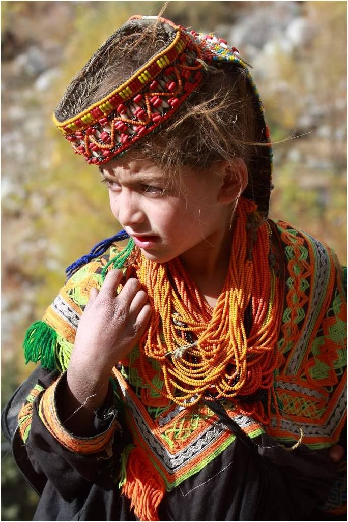 Người Kalash ở Pakistan: Trên những dãy núi thuộc vùng Hindu Kush ở Pakistan, tộc Kalash với dân số khoảng 6.000 người có cách sống hoàn toàn khác biệt với các khu vực lân cân. Họ khẳng định đã sống ở đây hàng nghìn năm. 