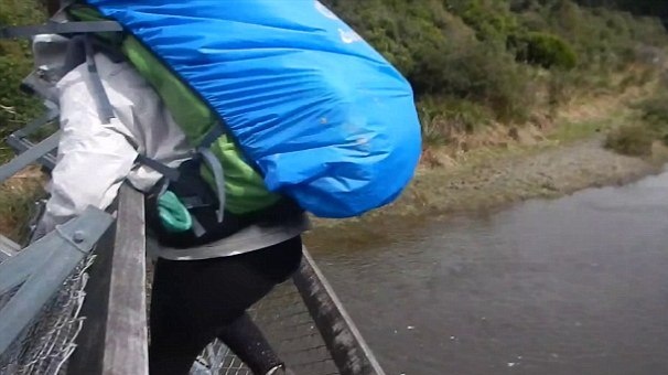 Vua toi giua cau thi cap treo dut phut hinh anh