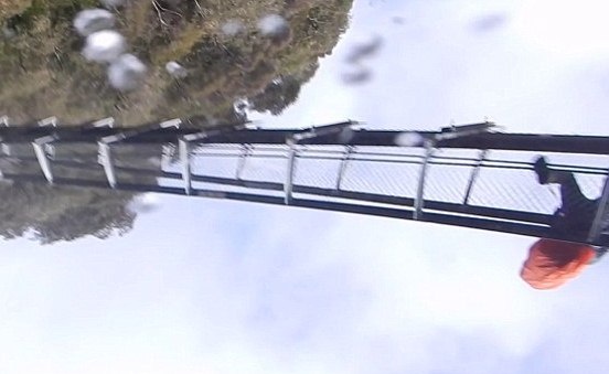 Vua toi giua cau thi cap treo dut phut hinh anh