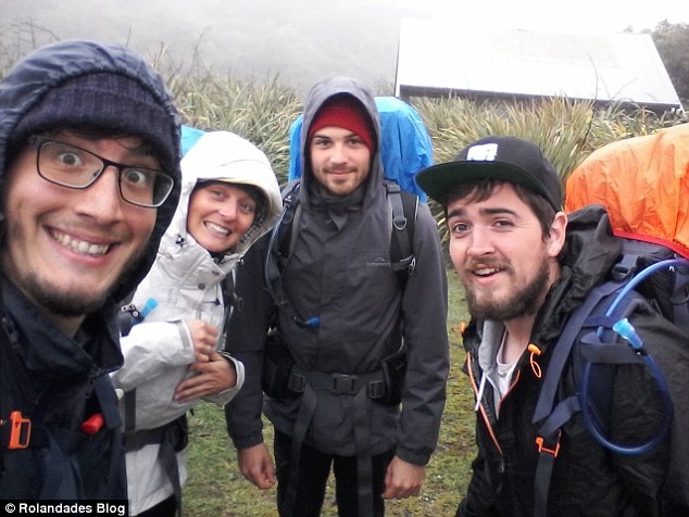 Nhóm bạn Roland, Effie, Enzo and Adrien - who made the trek on the Lake Waikaremoana Great Walk