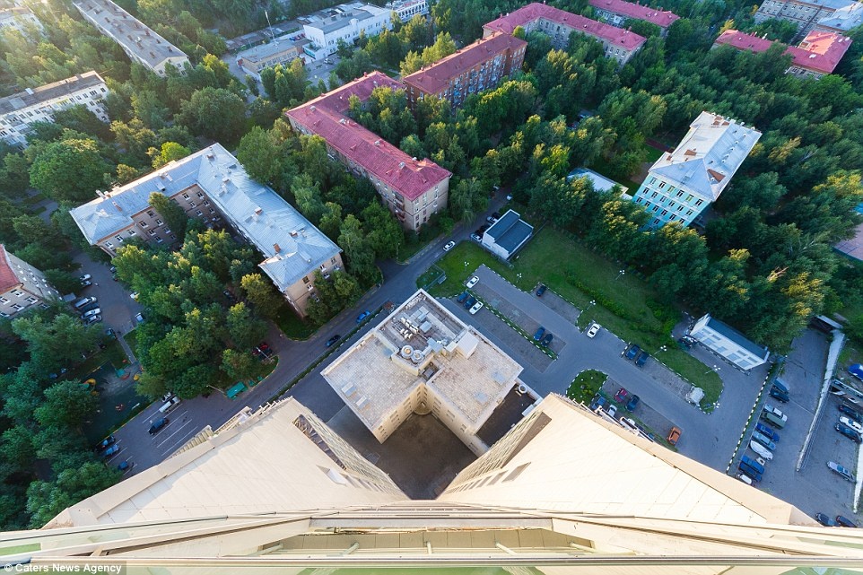 Khung cảnh của bức hình này cũng nhìn từ phía trên cùng của tòa chung cư Kim tự tháp ở Moscow.