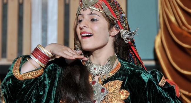 Nhung bo toc toc vang mat xanh o phuong Dong hinh anh