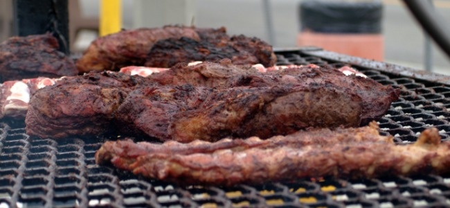 Tilli: Du khách phải mất khá lâu mới có thể làm quen được với mùi và vị của món ăn vỉa hè này. Tilli là lá lách bò được tẩm gia vị và nướng trên than hoa, có mùi như thịt thiu và vị giống như gan. 