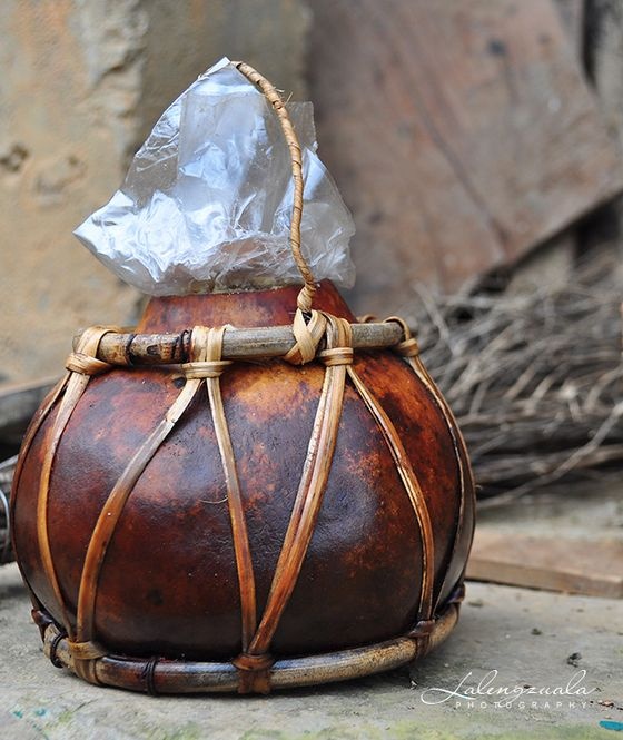 Sa-um Bur: Mỡ lợn được tích trữ, để lên men và dùng nấu ăn. Tất nhiên loại nguyên liệu này có mùi khiến những người không quen ngửi rất dễ buồn nôn.