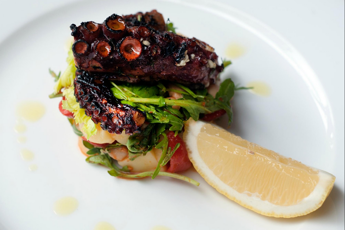 Saffron (Hai Bà Trưng): Với phong cách trang trí độc đáo, Saffron phục vụ các món ăn kiểu Hy Lạp và Địa Trung Hải ngon nhất TP HCM. Các thực khách có nhiều món để lựa chọn, cùng các loại rượu vang đúng vị.  