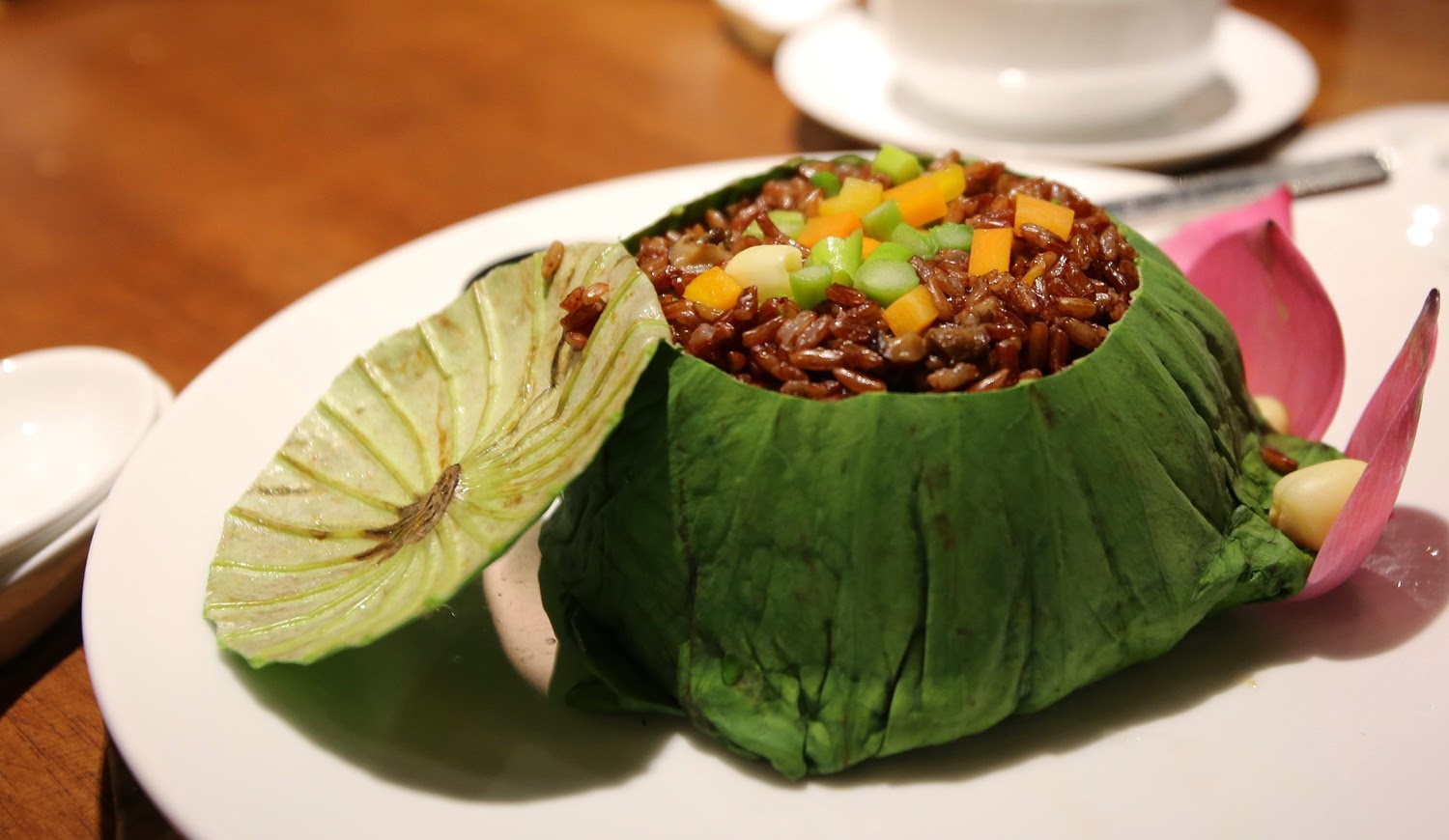 Nhà hàng chay Hum (Võ Văn Tần, quận 3): Với vị trí nằm ngay cạnh Bảo tàng Chứng tích chiến tranh, nhà hàng chuyên phục vụ đồ chay này đem lại cho thực khách những trải nghiệm thú vị trong không gian ấm cúng với thiết kế cổ điển.