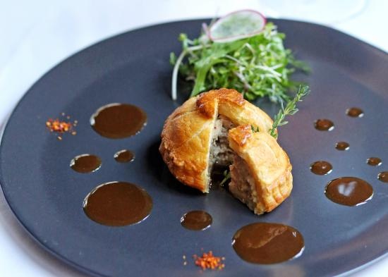 Nhà hàng La Villa French (Thảo Điền, quận 2): Với thiết kế dạng biệt thự với khu vườn và bể bơi xinh xắn, La Villa French đem lại không khí ấm cúng, lãng mạn và là lựa chọn lý tưởng cho một bữa tối hạng sang. Các món ăn được chế biến theo kiểu Pháp, sử dụng nguyên liệu địa phương. Cuối mỗi bữa ăn, bếp trưởng đều tới từng bàn để chào hỏi và xem thực khách có hài lòng với món ăn không. Tuy nhiên, ở đây vào cuối tuần khá đông, bạn nên đặt chỗ trước.