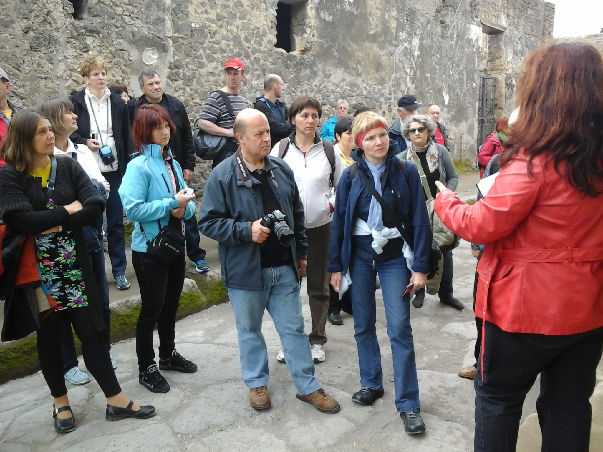 11. “Chúng tôi không tận hưởng nổi chuyến đi vì hướng dẫn viên quá xấu. Bạn không thể chiêm ngưỡng cảnh đẹp khi nhìn vào khuôn mặt như của anh ta”. Không hiểu vị khách này nghĩ gì khi phàn nàn với công ty du lịch như thế?