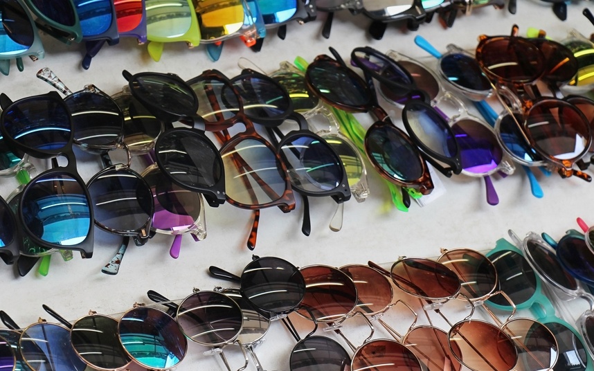 15. “Chúng tôi mua một chiếc kính Rayban giá 5 euro từ người bán hàng rong, sau đó mới biết đó là kính giả”. 