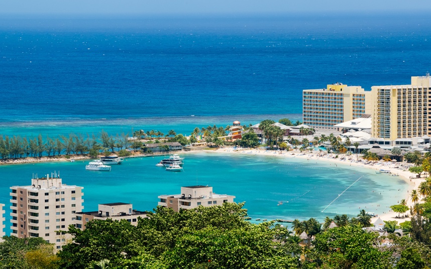 7. “Chúng tôi mất 9 tiếng để bay về nhà, từ Jamaica về Anh. Trong khi đó, các du khách Mỹ chỉ mất có 3 tiếng. Thật không công bằng”. Du khách này có lẽ cần học lại môn địa lý.