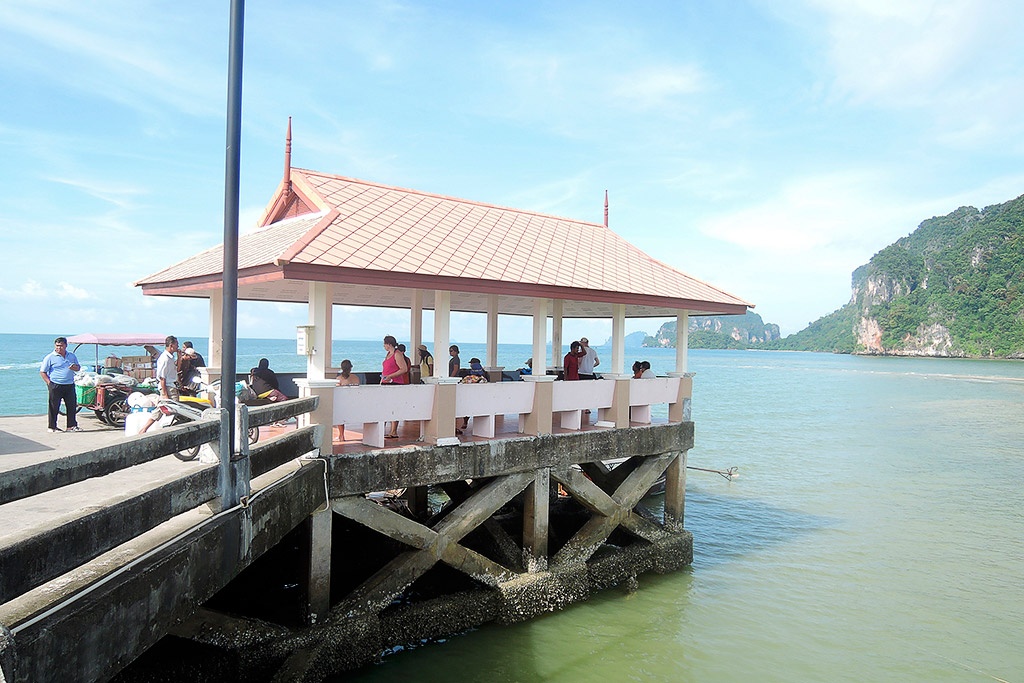 9. “Chúng tôi phải xếp hàng ngoài trời để đón thuyền, không có điều hòa nữa chứ”.