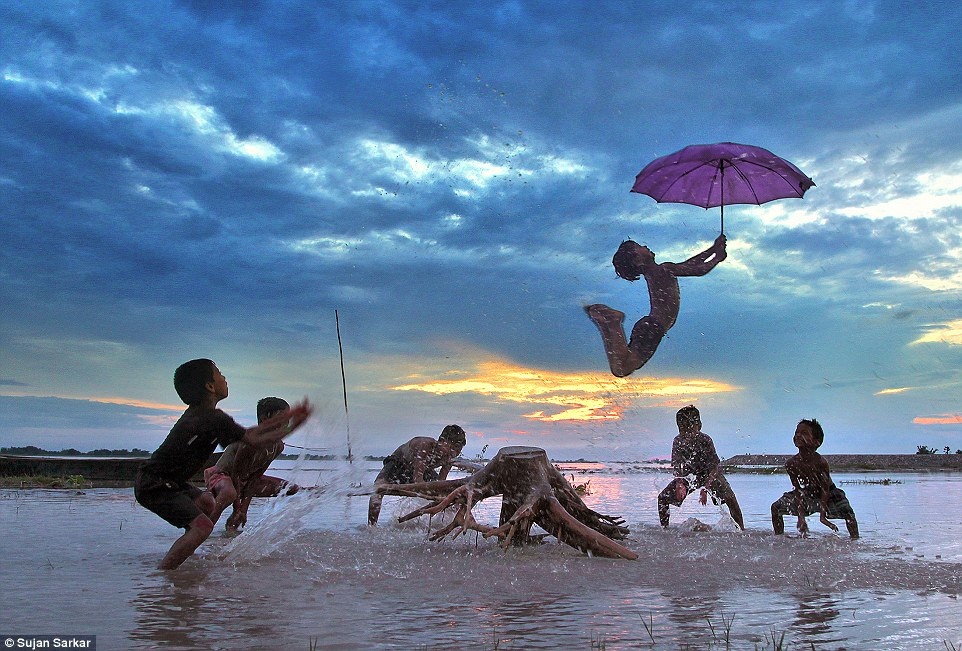 Nhiếp ảnh gia Sujan Sarkar đã giành chiến thắng với bức ảnh chụp những em bé đang chơi đùa ở một dòng sông tại Cooch Behar, Ấn Độ.