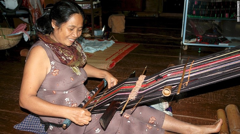 Trong nhà dài, không gian được phân chia thành khu chung và các phòng ngủ riêng. Các phụ nữ thường ngồi dệt vải ở khu vực chung. Vải của người Ê Đê nổi tiếng với những họa tiết ấn tượng và màu nhuộm tự nhiên.