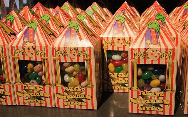 1. Kẹo đủ vị Bertie Botts: Loại kẹo độc đáo này không chỉ là đồ ăn mà còn là một chuyến phiêu lưu với đủ hương vị, từ những vị bình thường như chocolate, bơ, dâu tây... đến những vị khó hình dung như ráy tai, nước mũi, dịch nôn... Món này rất phổ biến, được bán trên tàu tốc hành Hogwarts. Có lần thầy Dumbledore đã ăn phải một viên có vị nôn. Ảnh: Bustle.