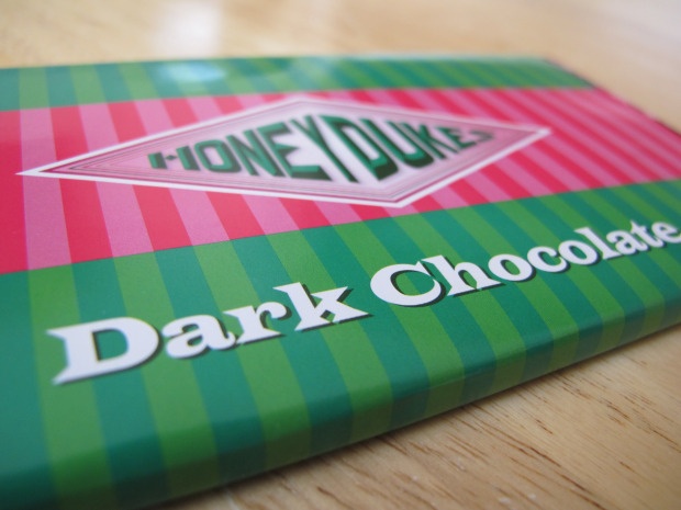 3. Chocolate của hàng Honeydukes: Những giá chất đầy kẹo bánh đủ loại ở hàng Honeydukes là mơ ước của không ít người, trong đó có món chocolate ngon tuyệt đã giúp Harry chống lại sự tấn công của các Giám ngục.