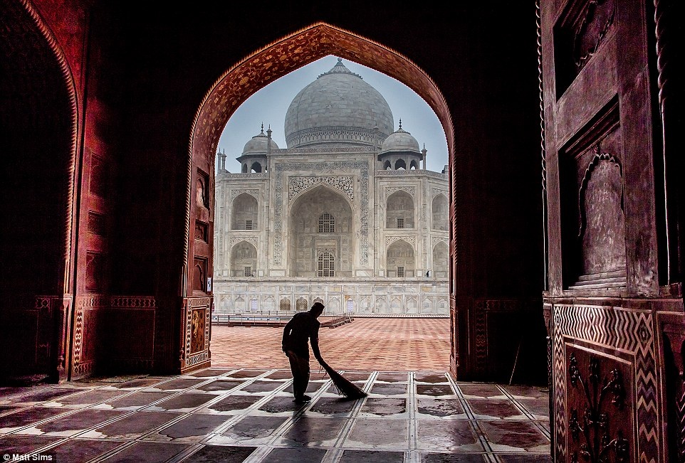 Lăng Taj Mahal, Agra, Ấn Độ trở thành phông nền lộng lẫy trong tác phẩm của Matt Sims.