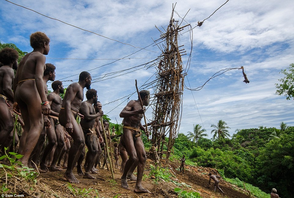 Sam Creek tới Vanuatu để ghi lại lễ trưởng thành của các thành viên nam trong bộ tộc. Họ phải nhảy xuống từ tháp cao chỉ với một sợi dây rừng cột vào chân.
