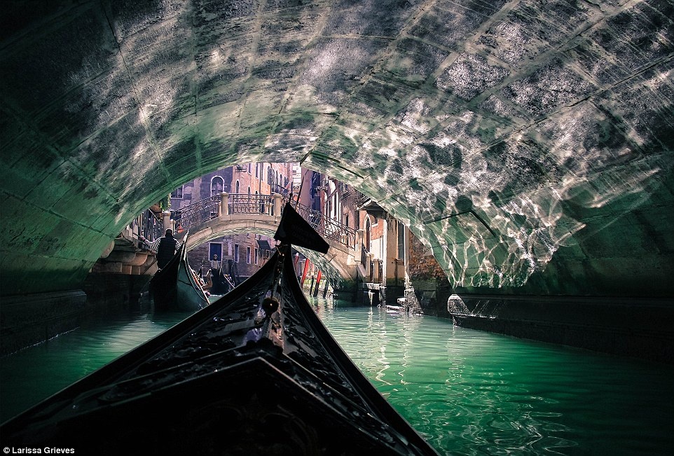 Hình ảnh nước phản chiếu trên vòm cầu ở Venice, Italy, được chụp bởi du khách Larissa Grieves.