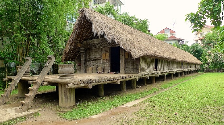 Nhà dài của người Ê Đê được mở rộng khi con gái của gia đình kết hôn. Người nhà sẽ dựng thêm một đoạn riêng cho cặp đôi. Nhiều nhà dài tới hơn 100 m. Nhà có hai cầu thang dành riêng cho nam giới và nữ giới.