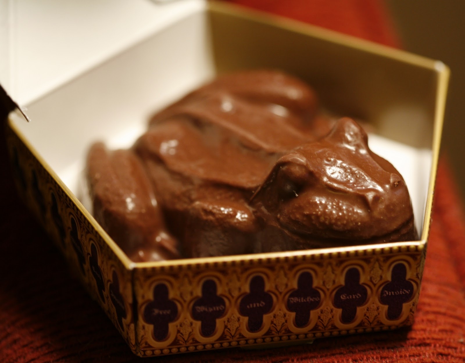 5. Ếch chocolate: Như Harry và Ron, chúng ta không quan tâm nhiều tới vị chocolate mà thích thú với những tấm thẻ hơn. Ảnh: Geekandsundry.