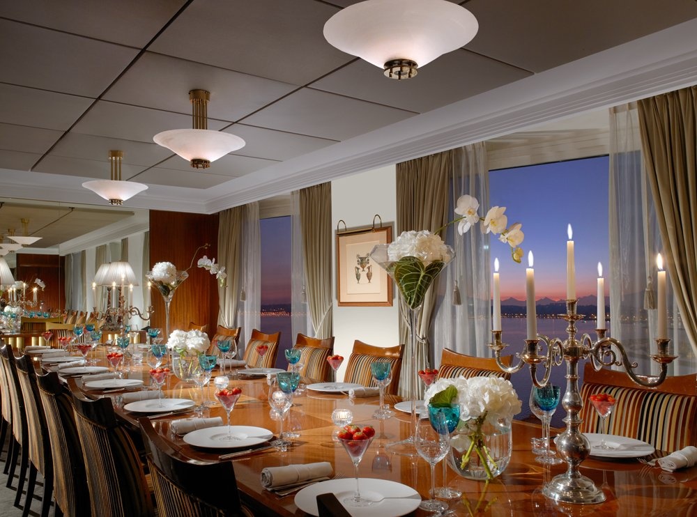 Khu phòng có diện tích lên tới gần 1.700 m2, trải rộng toàn bộ tầng 8 của khách sạn, với 4 phòng ngủ, nhiều phòng khách, một thư viện, một phòng ăn 26 ghế có đầu bếp và phục vụ riêng.