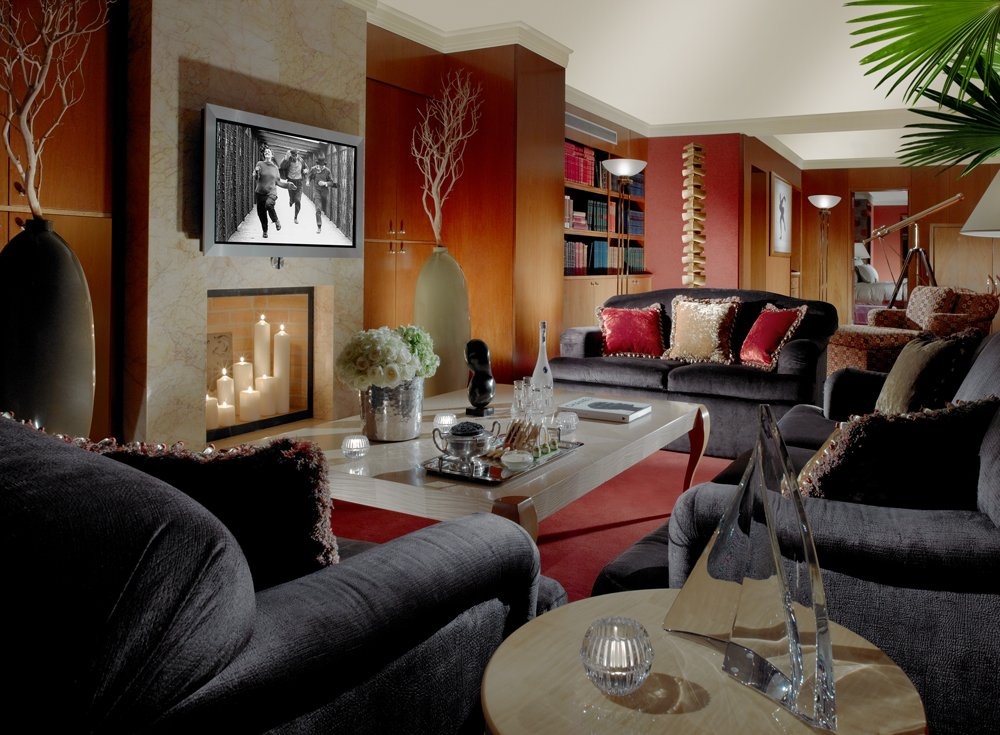 Khu phòng có một đội ngũ riêng, gồm một trợ lý, đầu bếp, quản gia, dọn phòng... phục vụ 24/7.h