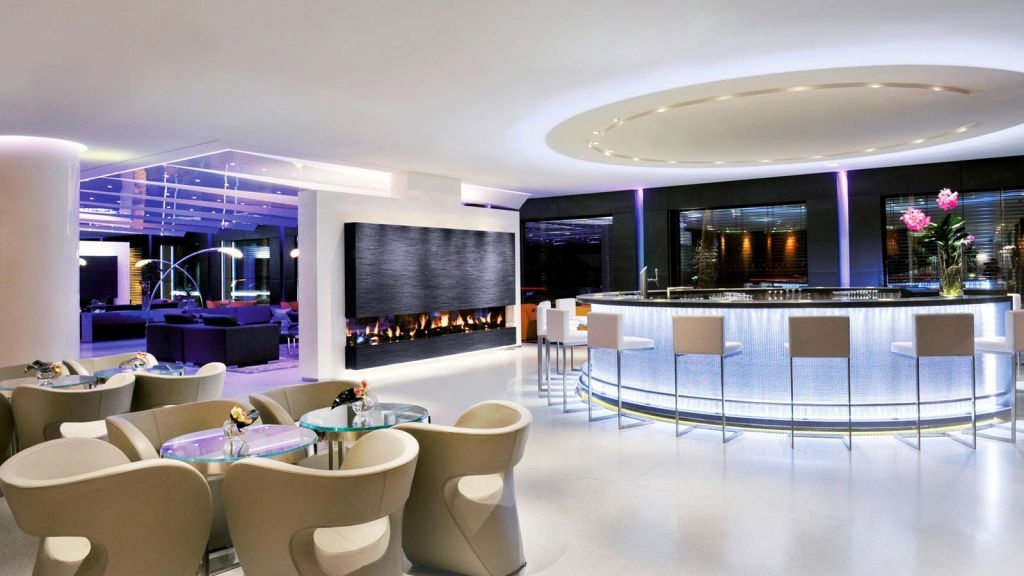 Khách sạn đánh giá khu phòng Royal Penthouse là “phòng khách sạn lớn và sang trọng nhất trên toàn thế giới”. Tất nhiên, những ai muốn ở đây không thể đặt phòng qua mạng và chỉ biết giá chính xác khi liên hệ trực tiếp với khách sạn. 