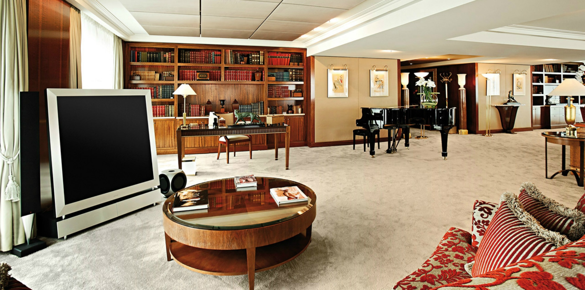 Khu phòng có đội bảo vệ riêng và hệ thống an ninh nghiêm ngặt, cùng kính cửa sổ chống đạn, cửa bọc thép và két sắt to cỡ người thật. Lối vào có camera giám sát và cảm ứng từ để phát hiện người xâm nhập. Hai phòng ngủ chính có nút báo động.