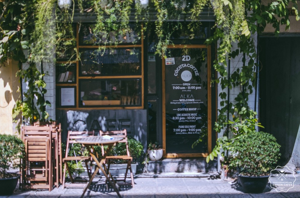 Cucuta (Dakao, quận 1): Quán có các đêm nhạc sống vào thứ 5 và chủ nhật, cùng nhiều lựa chọn đồ uống từ cocktail, mocktail, tới sinh tố, trà, cà phê... Cucuta có mặt tiền xinh xắn, độc đáo, được trang trí bằng cây xanh. 