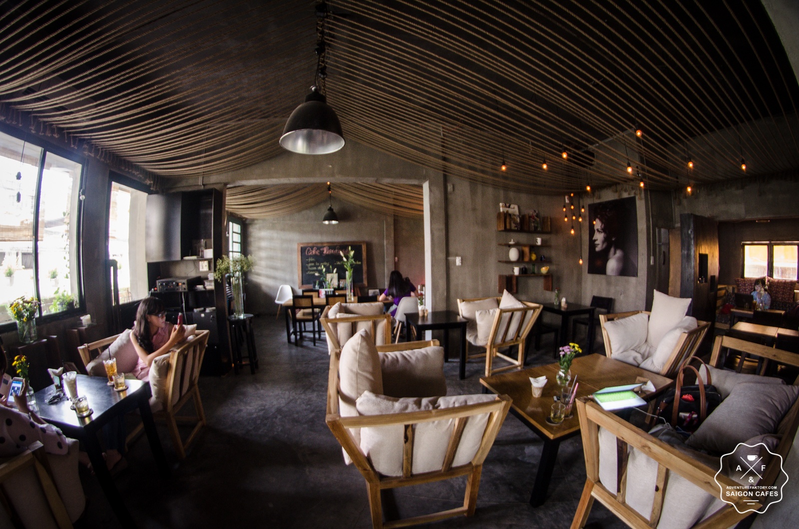 She (Pasteur, quận 1): Với nhiều góc đẹp được trang trí theo phong cách cổ điển pha hiện đại, She đem lại cho du khách một không gian khác biệt. Đây là nơi lý tưởng để nghỉ ngơi, cập nhật mạng xã hội hay đọc sách trong lúc thưởng thức những món đô uống thú vị hay các món ăn vặt. Ảnh: Adventurefaktory.