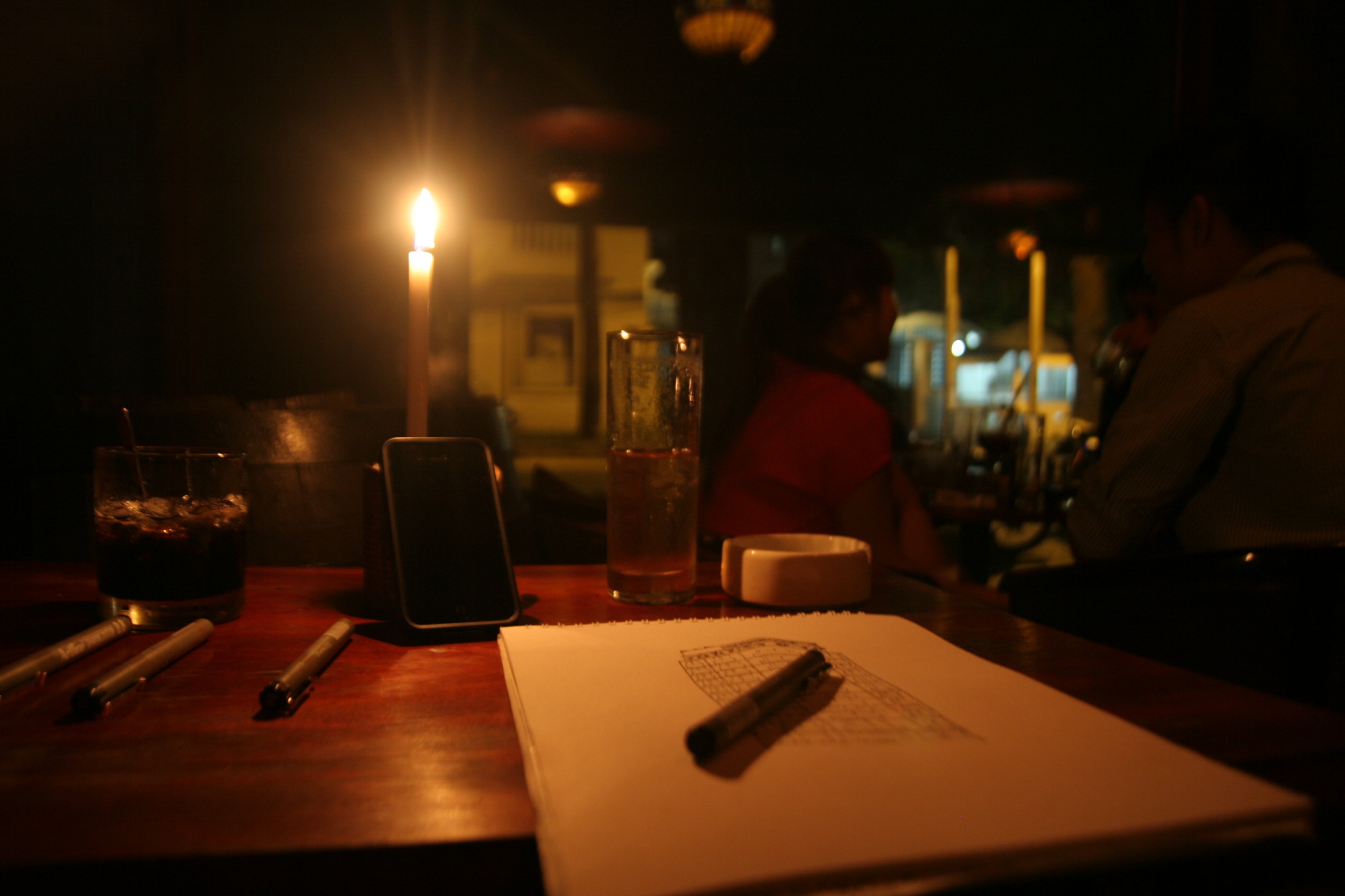 Era (Trần Quốc Thảo, quận 3): Không biển hiệu và khá nhỏ nhưng Era lại là quán cà phê được nhiều du khách nước ngoài yêu thích. Quán sử dụng đèn dầu và nến, du khách khi tới đây không được sử dụng các thiết bị công nghệ. Era có nhiều món kem ngon và độc đáo như kem Era, kem cà phê, Kamikaze, I Love You.