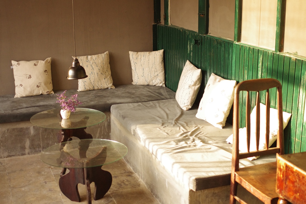 Mockingbird (Tôn Thất Đạm, quận 1): Để tới được thiên đường bí mật này, bạn phải leo cầu thang trong bóng tối lên tầng 4. Mockingbird là sự kết hợp hài hòa của cổ điển và hiện đại, của phong cách châu Á và châu Âu, với nội thất tối giản, tạo không gian thoáng đãng. Các món kem và cà phê ở quán khá ngon, với phong cách pha chế độc đáo. Ảnh: Minh Đức Trần Nguyễn.