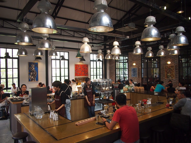 The Workshop (Ngô Đức Kế, quận 1): Nằm ở trung tâm quận 1, với thiết kế trần cao và nội thất tối giản tạo không gian rộng mở, The Workshop được nhiều du khách chọn lựa để làm việc. Quán có nhiều món cà phê pha chế theo kiểu châu Âu và các món ăn nhẹ. Ảnh: Nomadicnotes.