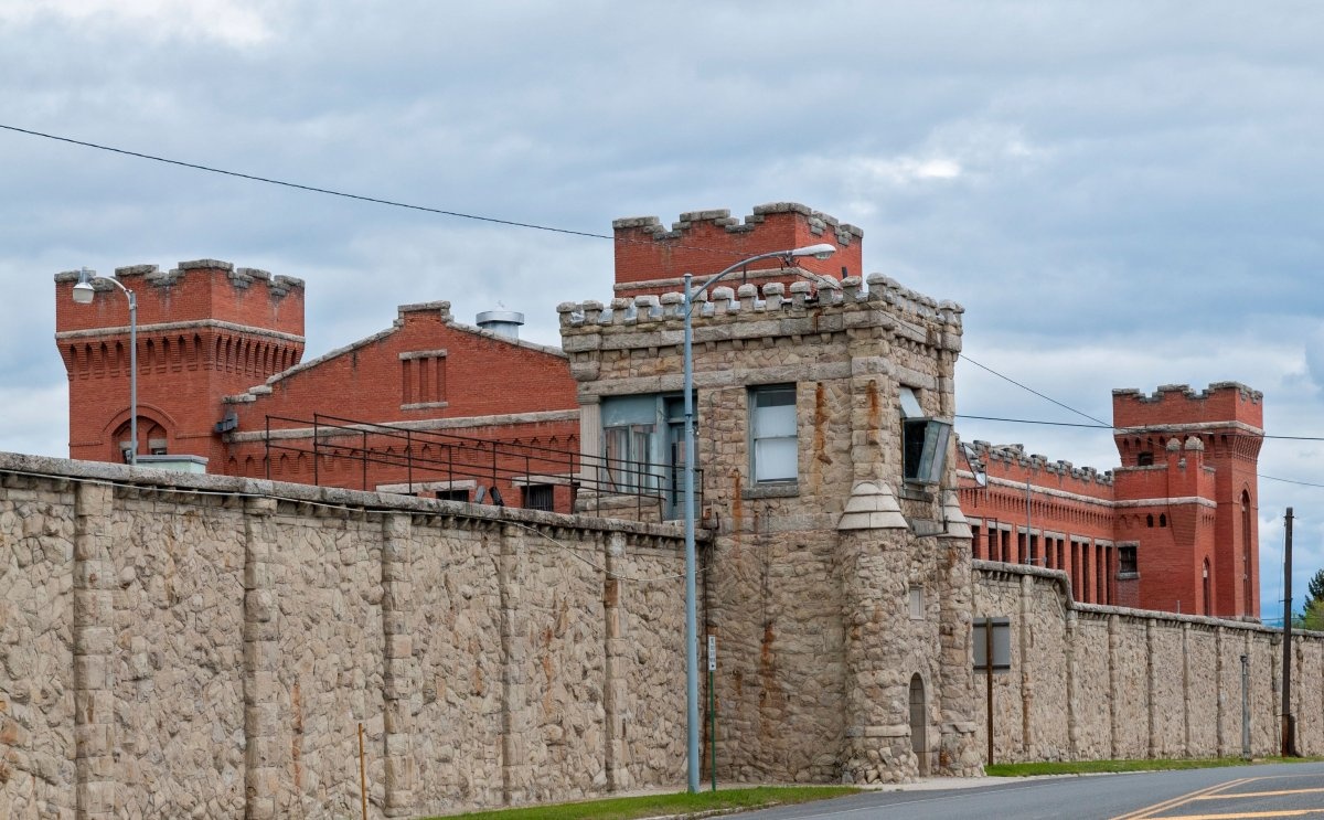 Nhà tù Old Montana, Deer Lodge, Montana, Mỹ:  Nhà tù này từng là nơi đặt giá treo cổ di động được chế tạo vào năm 1920. Mỗi bộ phận của dụng cụ này được thiết kế để có thể dễ dàng tháo ra và vận chuyển tới nơi thi hành án kế tiếp. Sân nhà tù đã xuất hiện trong một số bộ phim của Hollywood, như Runaway Train và Diggstown.