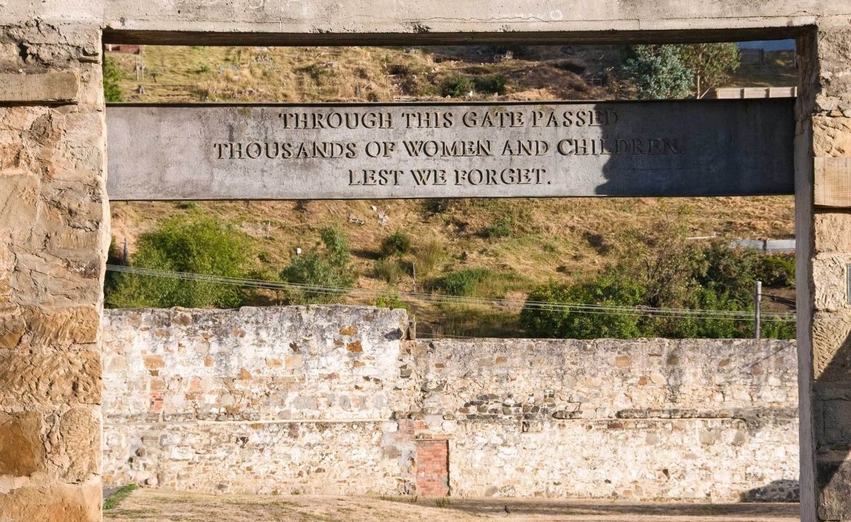 Nhà máy Cascades, Tasmania, Australia: Nằm ở trung tâm của Tasmania, Hobart, đây là nhà tù dành riêng cho nữ giới. Hoạt động từ năm 1828 tới năm 1856, đây là nơi ở của hơn 5.000 nữ tù nhân và con cái của họ, trong số đó nhiều người đã chết vì điều kiện vệ sinh không đảm bảo, thiếu dinh dưỡng và công việc quá sức.  