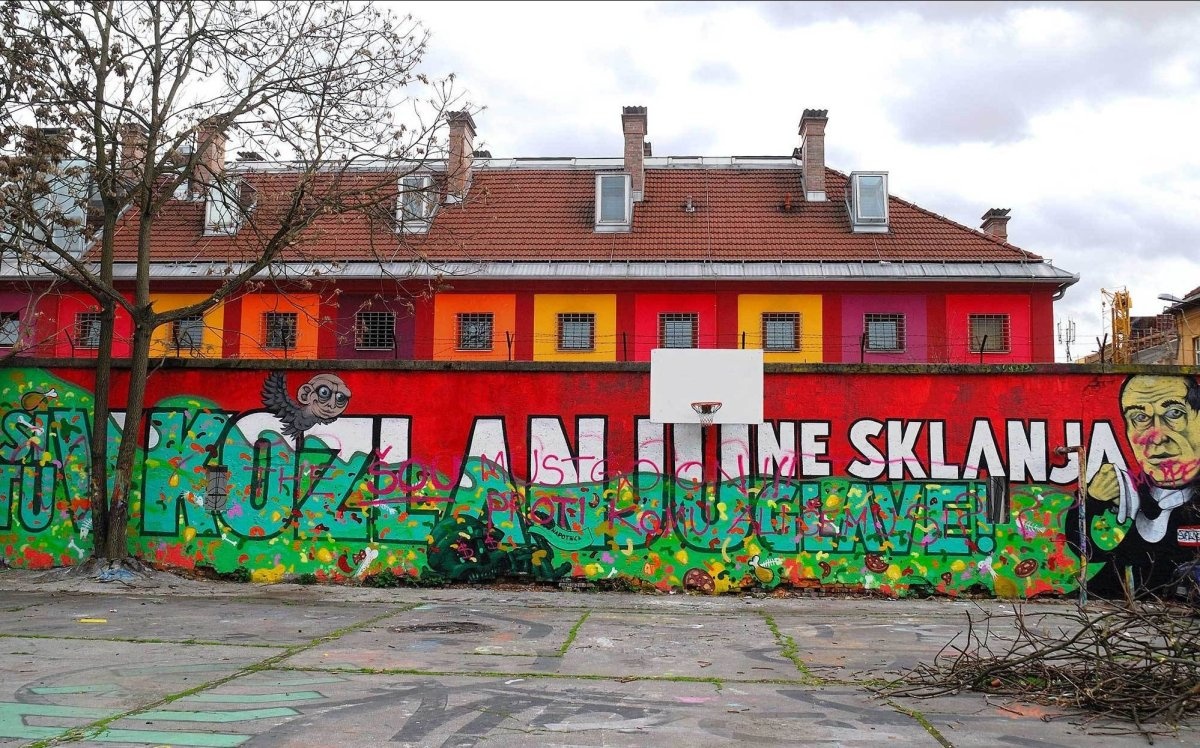 Nhà nghỉ Celica, Ljubljana, Slovenia: Nhiều nhà tù cũ đã được cải tạo thành khách sạn, nhưng ít nơi vẫn giữ song sắt trên cửa phòng và cửa sổ. Bạn sẽ được trải nghiệm cuộc sống trong tù mỗi khi mở cửa bước vào phòng. Nội thất bên trong đã được cải tạo, mỗi phòng đều có một thiết kế riêng. 