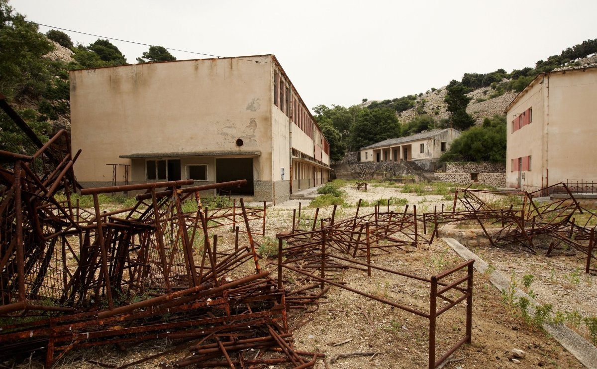 Goli Otok, Croatia: Các khu nhà của Goli Otok trải rộng trên một hòn đảo gần Krk, hiện đã bị bỏ hoang. Du khách có thể tản bộ giữa những công trình đổ nát trên hòn đảo trơ trụi, thăm tòa nhà của ban quản lý, nơi có khu chơi bowling và rạp chiếu phim.